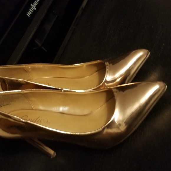 Rosegold Metallic Pumps - Picture 3 of 7